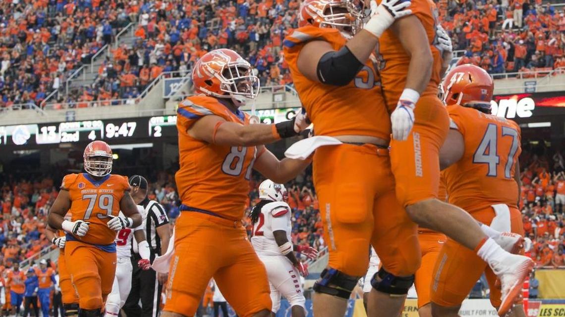 Boise State tight end Jake Roh (88) celebrates his touchdown reception with teammates in the first half Thursday at Albertsons Stadium.