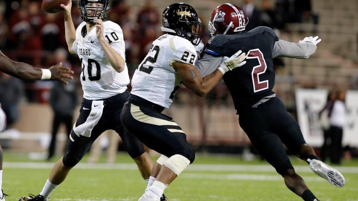 Idaho quarterback Matt Linehan throws a pass during the second half of the Vandals’ game against New Mexico State in Las Cruces, N.M., on Saturday, Oct. 31, 2015.