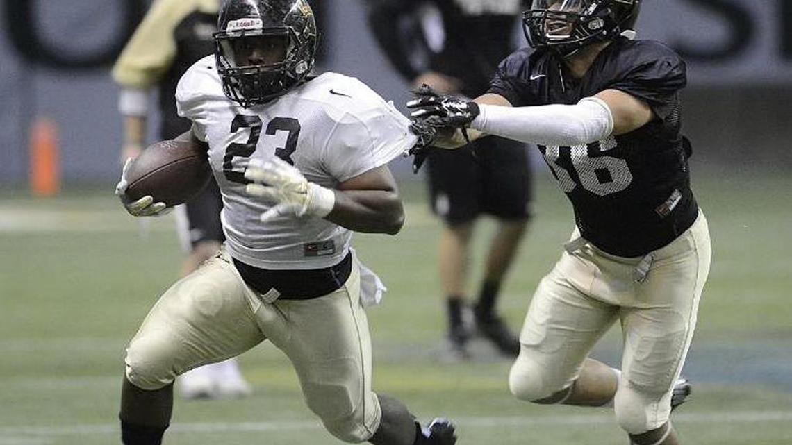 Aaron Duckworth (23) gets around the outside of defensive back Elijah Williams for a gain in the first quarter Friday at Idaho’s spring game in Moscow.