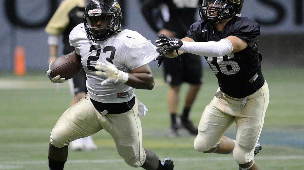 Aaron Duckworth, left, gets around the outside of Elijah Williams during Idaho’s Spring Game on Friday. Duckworth led the Vandals in rushing.