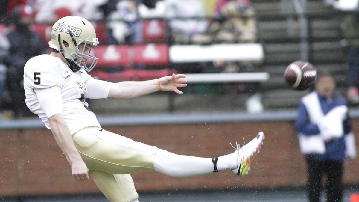Idaho’s Austin Rehkow punts against Washington State on Sept. 17, 2016. Rehkow recently signed a reserve/future contract with the New York Giants.