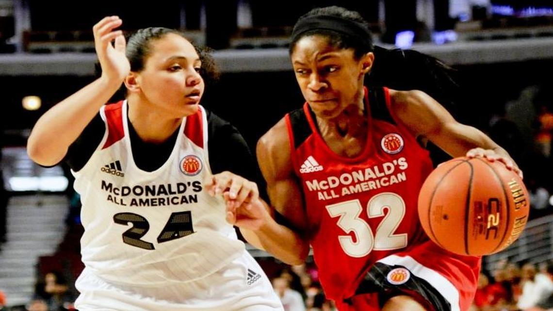 Mountain View’s Destiny Slocum, left, guards Crystal Dangerfield from Murfreesboro, Tenn., on Wednesday during the the McDonald’s All-American Girls basketball game in Chicago.