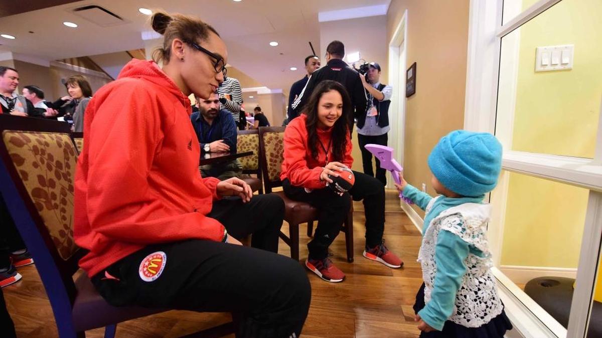 Mountain View senior Destiny Slocum, center, plays with a child at Chicago’s Ronald McDonald House ahead of Wednesday’s McDonald’s All-American Game.