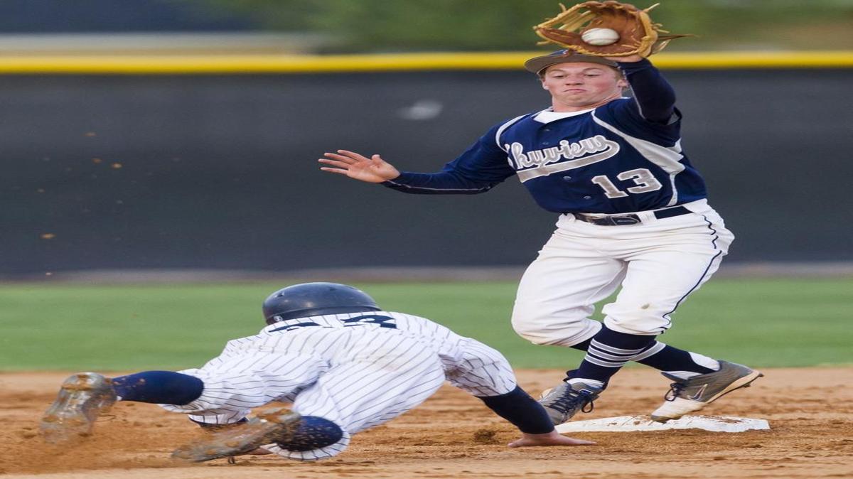 Skyview High shortstop Cody Balle hauls in a throw during the 4A state semifinals last year at Bishop Kelly.