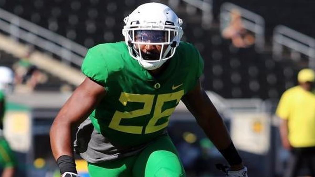 Safety Khalil Oliver announced Wednesday he plans to transfer from the Oregon football team after he graduates this winter.