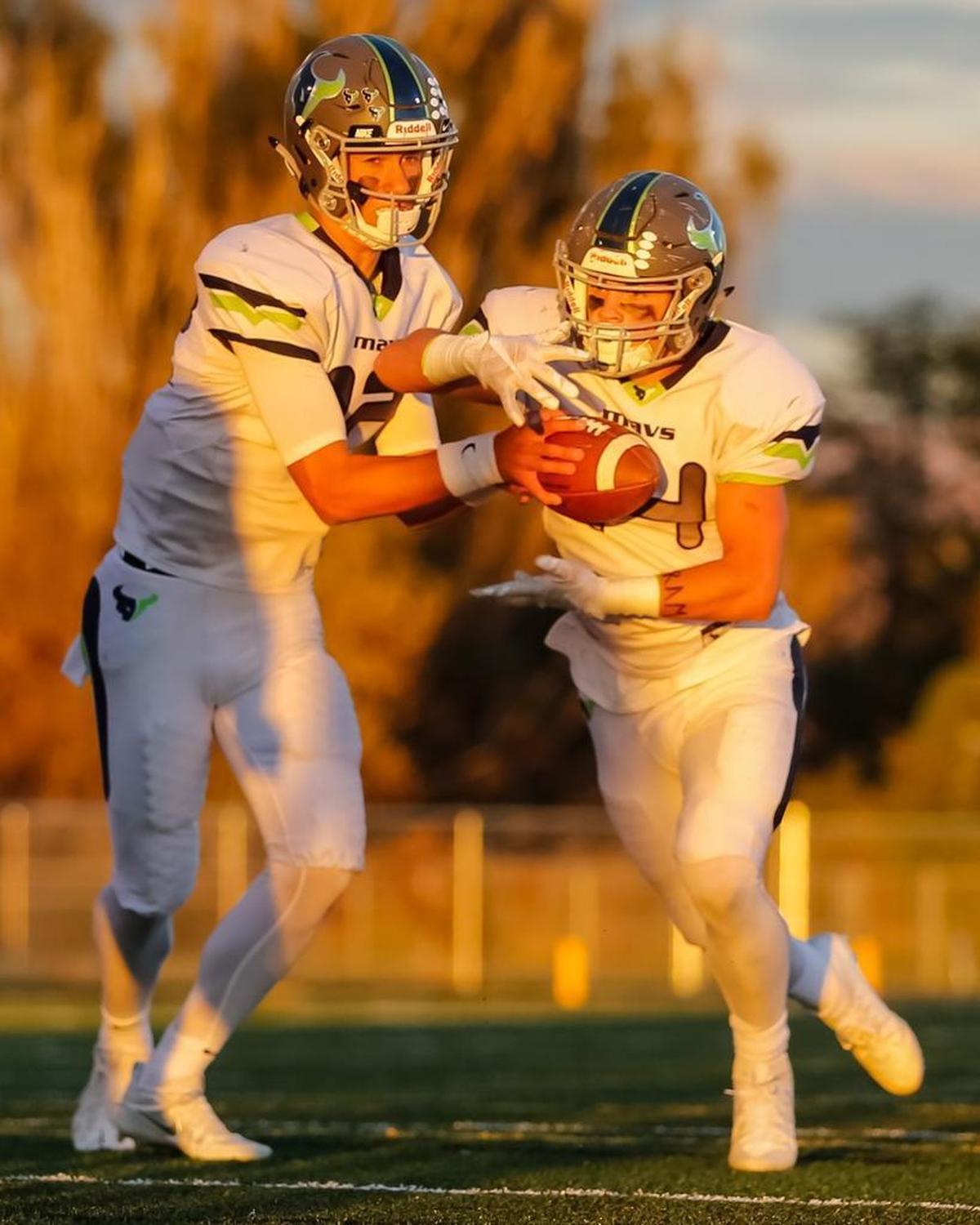 Mountain View running back Caden Hansen takes a handoff last fall against Meridian.