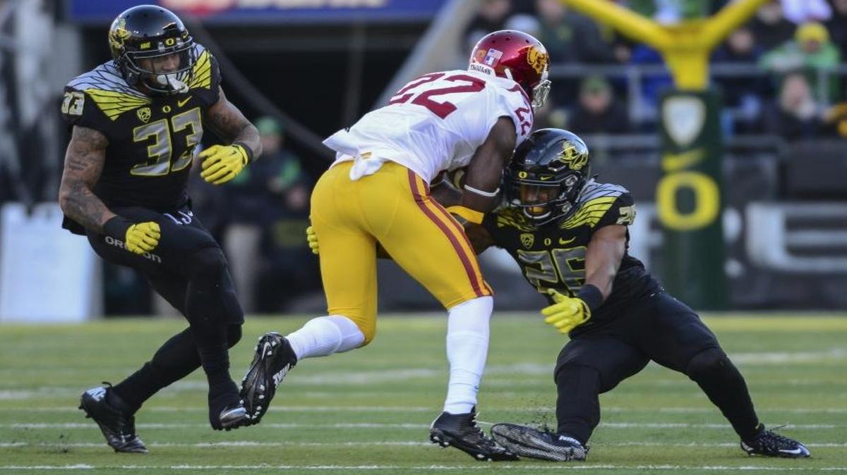 Oregon safety Khalil Oliver makes a tackle against USC on Nov. 21, 2015.